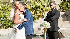 Damon tries to dissuade Phoenix from marrying Mick and starts making moves on her, turning her on and igniting her inner slut who’s hesitant to be tied down